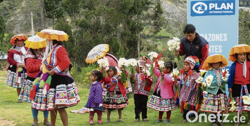 Bei der Begrüßung der Pateneltern aus Deutschland singen die Kinder ein Lied. Sie tragen die typische Tracht der indigenen Bevölkerung. Günther Rambach