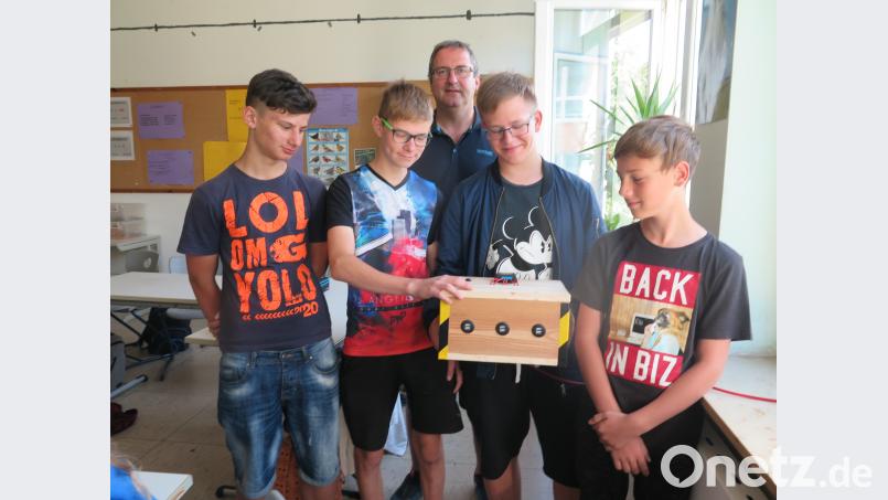 Tobias Müller, Felix Koppe, Enrico Spiersch, Joshua Heining (von links) bauen mit Hilfe ihres Klassenlehrers Thomas Seitz eine Solar-Aufladestation. jzk