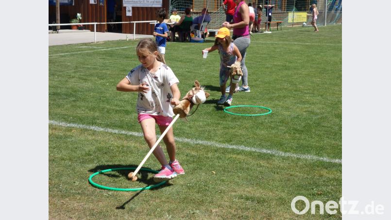 Geschicklichkeit und Schnelligkeit sind gefragt beim Parcours der Leichtathletikabteilung. tra