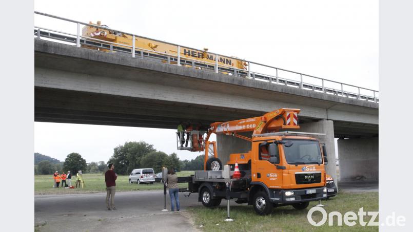Während der 48 Tonnen schwere Kranwagen über die Brücke rollte, ermittelten die Statiker die Verbiegungen des Materials. Hirsch
