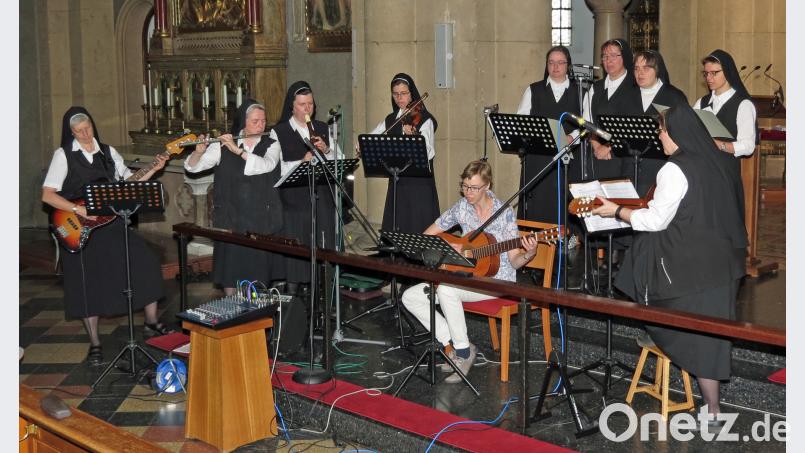 Variationsreiche Melodien, dargeboten von Armen Schulschwestern: Unter der Leitung von Gabriele Lobinger (vorne, rechts) spielte die Schulschwestern-Band beim Festgottesdienst auf. Dobmeier