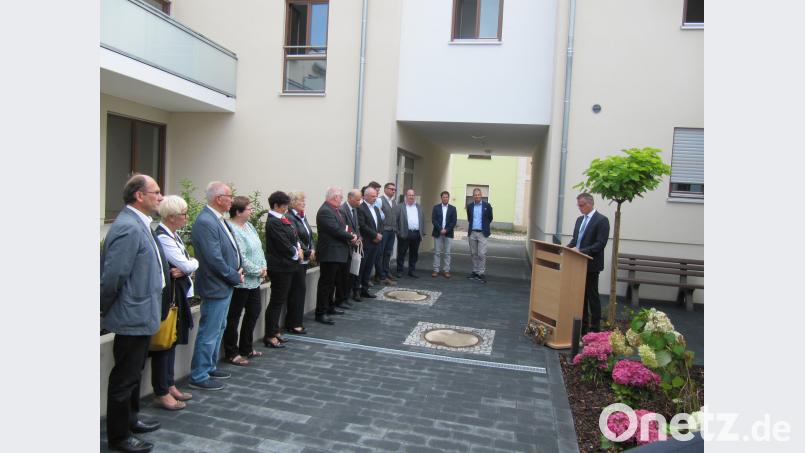 Zahlreiche Gäste und Gratulanten finden sich zur Einweihung der erweitereten Anlage ein. fg