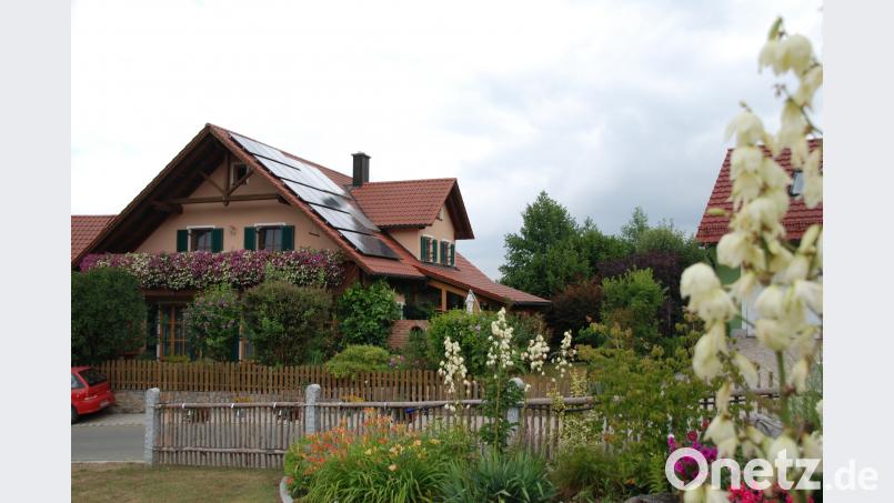 Der Blick aufs Haus über zwei Zäune hinweg. Portner