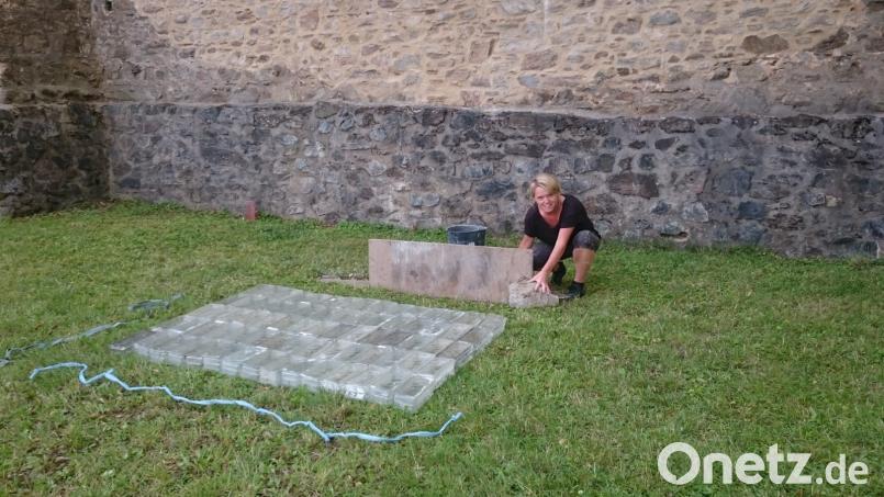 Hanna Regina Uber mit ihrer Installation auf der Burg Klenová. Herta Wimmer-Knorr/Stadt Vilseck