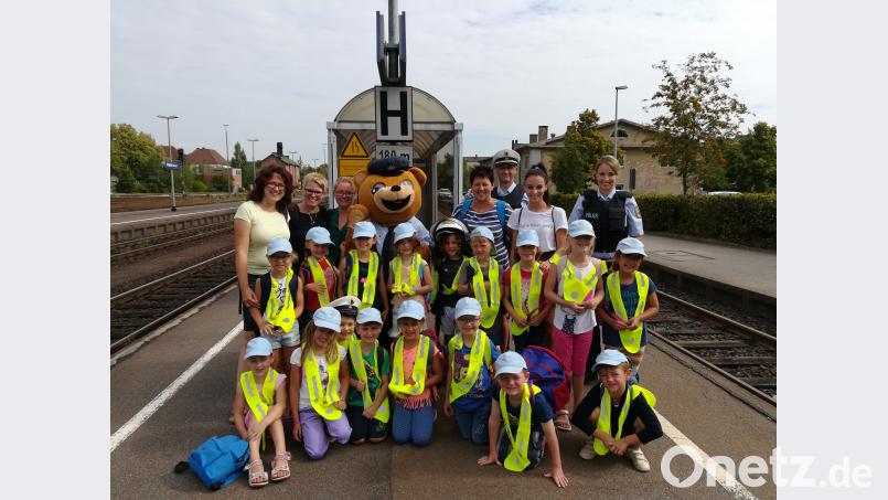 Der Ausflugstag des Kindergartens St. Dionysius Neunkirchen beginnt nicht gut: Der ursprüngliche Zug ist schon abgefahren. Dafür fährt die Bundespolizei mit Toni, dem Bären, unterhaltsame Geschütze auf. Für enttäuschte Gesichter bleibt da keine Zeit. So spannend kann Warten sein. Bundespolizei