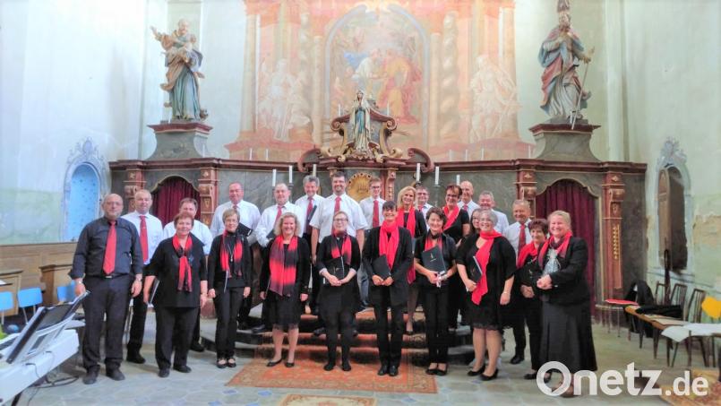 Der Kirchenchor präsentiert beim Auftritt erstmals die neue Festgarderobe. tu