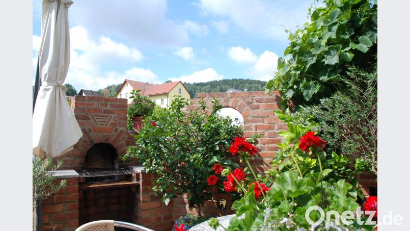 Der Grillplatz an der Terrasse ist mit Klinkersteinen ummauert. ptr
