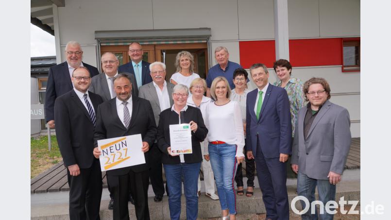 Bei der Übergabe der Förderurkunde für das Projekt Neun2727 freuen sich vor allem AOK Direktor Jürgen Spickenreuther (vordere Reihe, Zweiter von rechts) und NEUN2727-Koordinatorin Doris Völkl (vordere Reihe Dritte von rechts). fvo