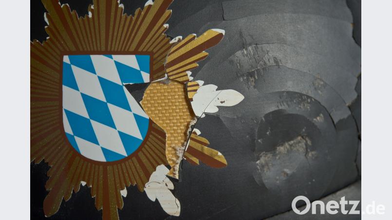 Ein stark beschädigter Polizeihelm. David Ebener, dpa