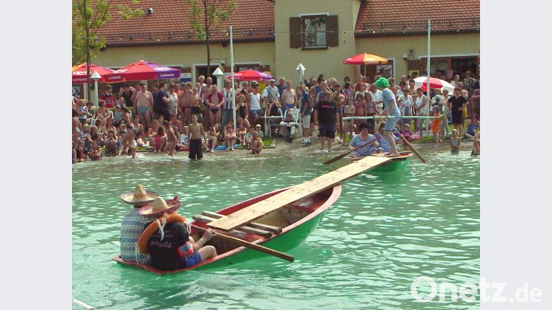 Die Boote stehen bereit, während die Organisatoren auf viele Teilnehmer in lustigen Verkleidungen hoffen. fjo