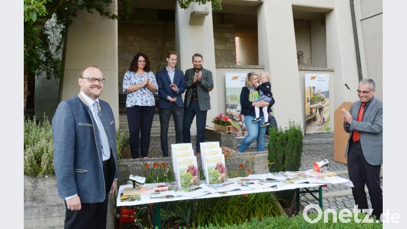 Landrat Andreas Meier (links), seine Mitarbeiter vom Regionalmanagement (im Hintergrund) und Axel Koch von der Regierung (rechts) sind stolz auf das erste Regionalmagazin. Gabi Schönberger