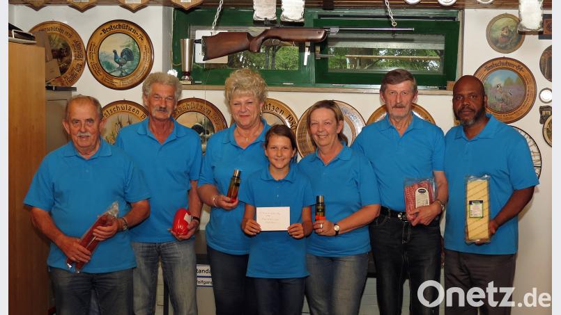 Sachpreise gibt es für die Vereinsmeister der Schießgruppe Weiden 2016 von Vorsitzendem Karl Heinz Klein senior (Zweiter von links). Dobmeier