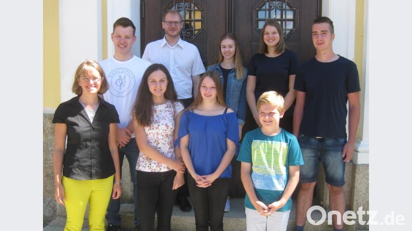 Jonas Miedl (vorne, rechts) hat sich heuer bereiterklärt in die Waldauer Messdienerschar einzutreten. Mehrere verdiente Ministranten wurden verabschiedet. Kaplan Ulrich Eigendorf (hintere Reihe, Zweiter von links) und Gemeindereferentin Christine Hecht (links) stellten auch Madlen Koller und Sonja Eckl (hintere Reihe, von links nach rechts) als neue Oberministranten vor. dob