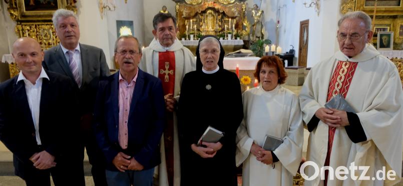 Viele Gratulanten beglückwünschen Schwester Ellen (Dritte von rechts) zur 40-jährigen Professjubiläum. Von links: Stefan Kreiner, Sprecher des Pfarrgemeinderates, Bürgermeister Günter Stich, Kirchenpfleger Josef Rosner, Pfarrer Max Früchtl, Frauenbundvorsitzende Christina Schaller und Pater Leo Beck. le