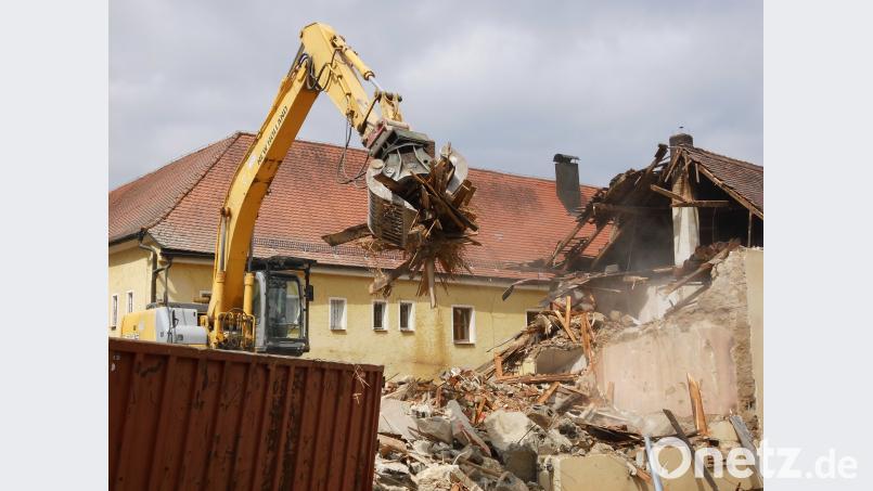 Mit schwerem Gerät ging die Firma Seebauer dem Lehrnbecher-Haus an die Bausubstanz. Bis zum Montag soll das Anwesen dem Erdboden gleichgemacht sein. mad