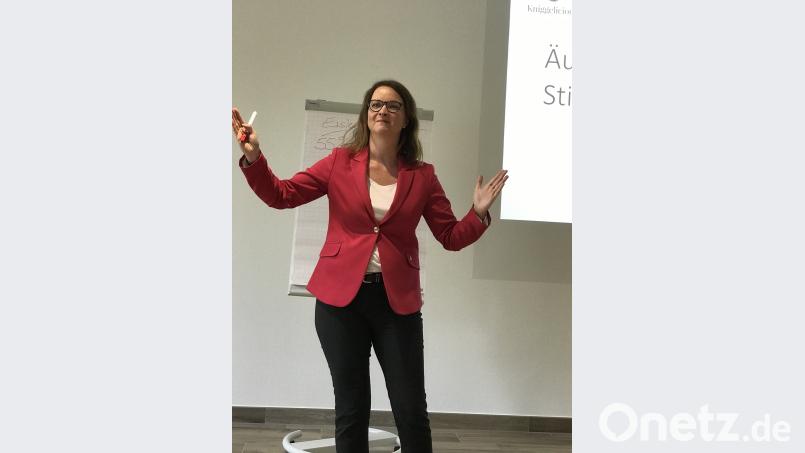 Cindy Seifert, freiberufliche Knigge-Trainerin, erläutert im Rahmen eines Seminars in Zusammenarbeit mit den Oberpfalz-Medien die Macht des ersten Eindrucks. eig