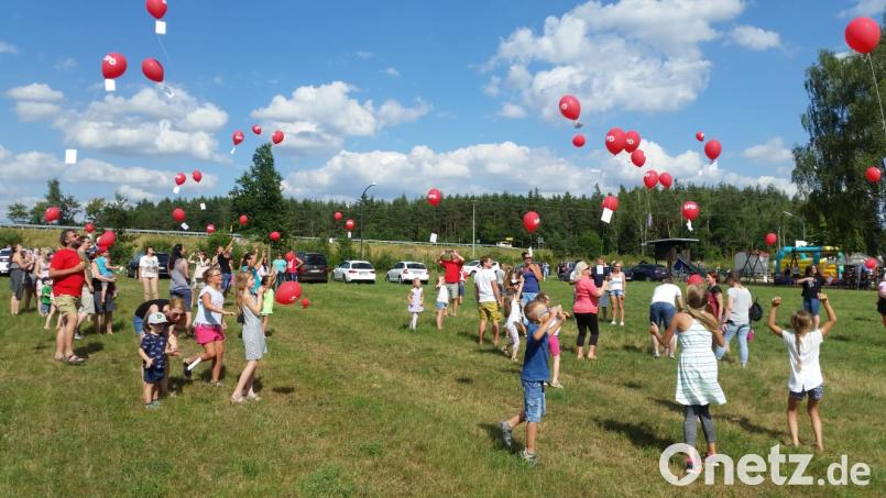 Fast 100 Luftballons stiegen in den blauen Nachmittagshimmel bei Schwarzenbach. Beim SPD-Kinderfest 2019 werden die Preise für die Gewinner vergeben. myd