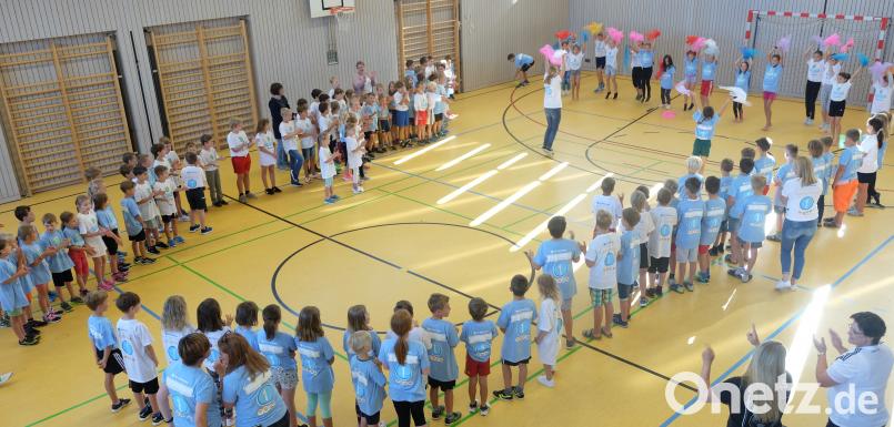 Die Grundschule Fensterbach beteiligte sich an der gemeinsamen Aktion des BLLV und des BFV „Ballhelden - Kicken für Kinder in Not“ . Mit der „Ballhelden- Hymne“ stimmten sich die Mädchen und Buben in der Sporthalle auf die einzelnen Anforderungen auf dem Sportplatz der DJK Dürnsricht- Wolfring ein. ohr