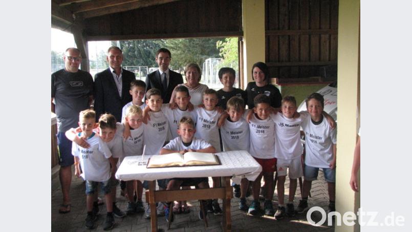 Mit 14:0 siegt die F1-Jugend des VfB Mantel auch im letzten Spiel und darf zum dritten Mal nacheinander die Meisterschaft in der Fair-Play-Liga feiern. knh