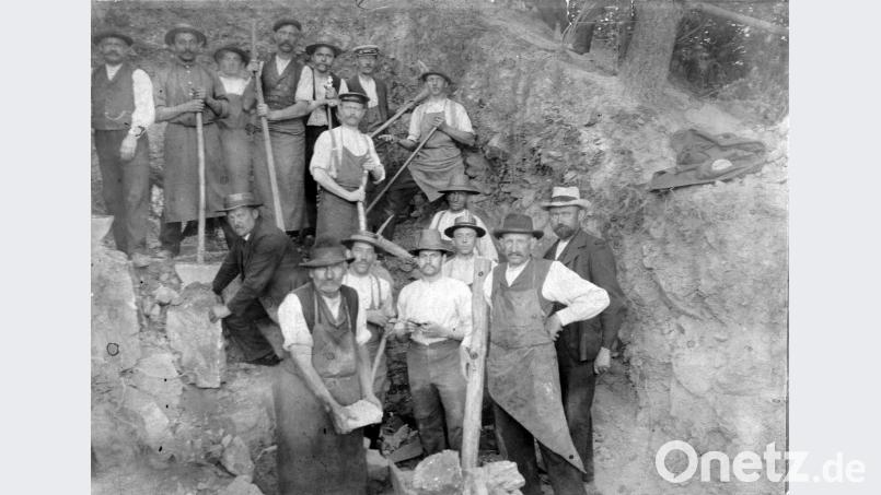 Die historische Aufnahme aus dem Jahr 1909 zeigt den „Verschönerungsverein“ beim Bau der Lourdesgrotte. Als Werkzeuge dienten die bloßen Hände, Pickeln und Schaufeln. Repro: wro