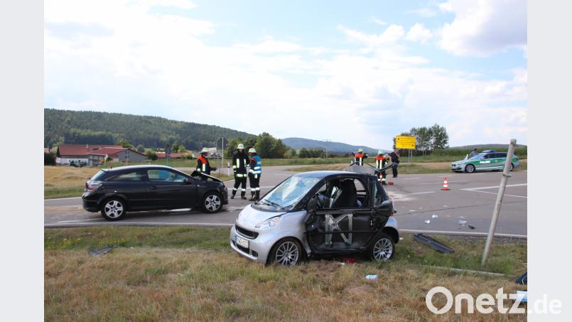 Der kleine Smart hätte beim Stopp-Schild bei Willhof eigentlich stehen bleiben müssen, fuhr aber ungebremst in die Kreuzung und kollidierte mit dem Astra im Hintergrund. Die Smart-Fahrerin kam mit Verletzungen ins Krankenhaus, der Astra-Fahrer überstand die Kollision ohne Blessuren. Thomas Dobler
