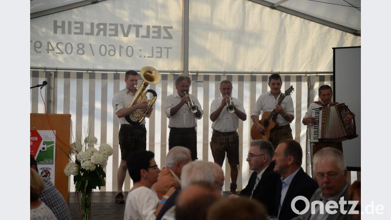 Die Raigeringer Musikanten eröffneten das Vereinsjubiläum des SV Raigering zünftig. Andreas Brückmann