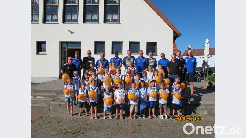Die F- und G-Junioren des FV Vilseck erhalten Markierungshemden und Luftballons der BZgA mit der Aufschrift „Kinder stark machen“. Mit dabei (hinten, von links): Organisator Karl Heinz Grollmisch sowie die Trainer und Betreuer Rainer Liermann, Bernhard Lindner, Jürgen Ziegler, Robert Saazer, Jonny Rumpler, Markus Gradl, Christian Teichert, Daniel Obermeier, Alexander Rittner, Christian Lehner und Herbert Gebhardt. khg