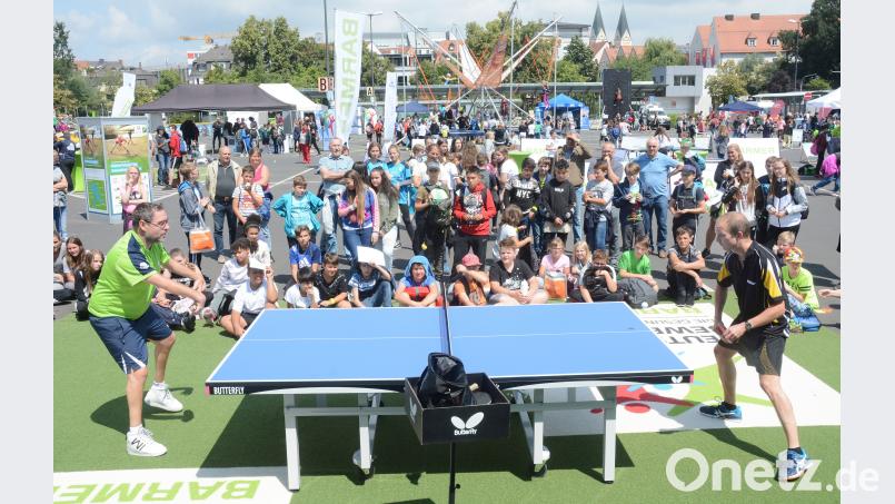 Vier Duelle spielen Paralympics-Olympiasieger Jochen Wollmert und Bezirksligist Herbert Schnös vom DJK Neustadt gegeneinander. Schnös verliert die letzten beiden Spiele nur knapp. Wollmert spielt aufgrund eines Handicaps nur Rückhand, doch gleicht das durch viel Beinarbeit aus. Schönberger, Gabi