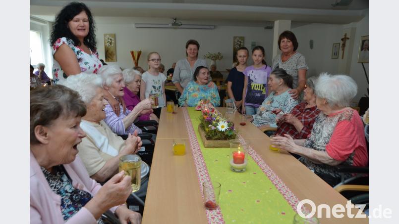 Zum &quot;Wiesenfest im Haus&quot; holten die Pflegekräfte mit Heimleiterin Rita Gilch (Mitte) die bunten Blumen und das Gras einfach dekorativ in den Saal. Den Senioren gefiel das Fest, ob drinnen oder draußen. dob