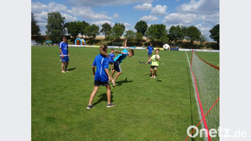 Spaß machte den DJK-Nachwuchskickern Fußball-Tennis mit ihren Vorbildern. tra
