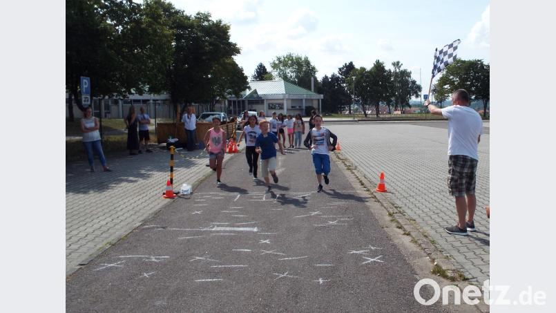 Die Kinder der drei Schulklassen waren aufmerksam bei der Sache: Aus vollem Spurt nach dem Senken der Zielflagge sofort stoppen – das geht selbst beim Laufen nicht. Beim Autofahren erst recht nicht. e