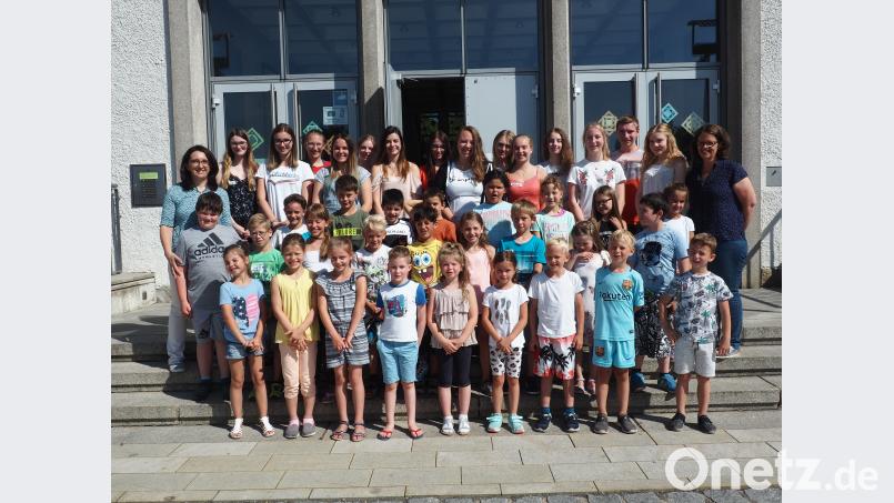 Die Kinder der Marien-Grundschule mit ihrer Lehrerin Martina Reichl (links) sowie das P-Seminar Deutsch unter der Leitung von Alexandra Härtl (rechts). flm