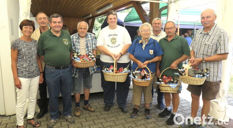 Zweite Bürgermeisterin Ulrike Roidl, MdL Franz Schindler und Vorsitzender Hans Müller (von links) überreichten den Vertretern der stärksten Wandergruppen Sachpreise. Bild: Hirsch