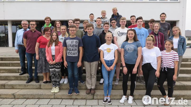 Gymnasium International ist an der Eschenbacher Schule Programm. Mit einem intensiven Schüleraustausch fördert das Gymnasium den Europäischen Gemeinschaftsgeist. Eine Partnerschaft besteht auch mit der Great Baddow High School in Chelmsford/England. Zwölf junge Engländer waren jüngst mit ihren Lehrkräften Gäste der Schule und der deutschen Schüler. Unser Bild zeigt Gastgeber und Gäste mit den Lehrkräften. do