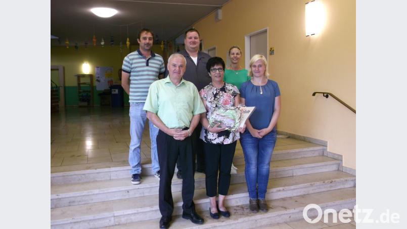 Mit Blumen und Urkunde gratulieren Bürgermeister Günter Kopp (vorne links) und Geschäftsleiterin Kathrin König Christine Bayer (vorne von rechts) zum 25. Dienstjubiläum. Glückwünsche nimmt sie auch von ihren Kollegen Wolfgang Groß, Georg Redl und Sandra Hofmann entgegen. exb