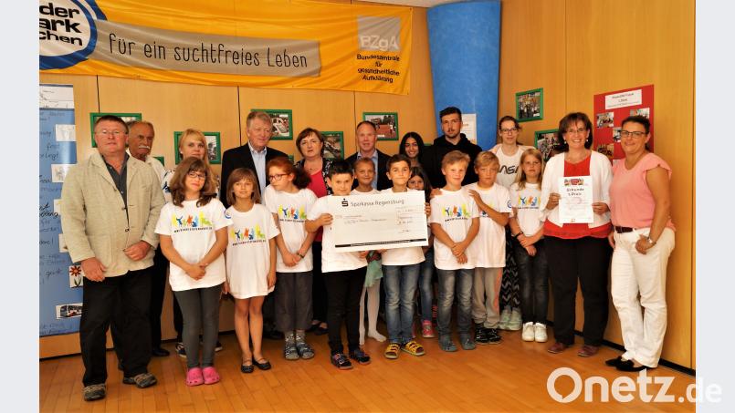 Gut gelaunt nehmen die Schüler den Scheck in Empfang. Den überreichte Vorsitzende Dr. Karl Sauer (Vierter von links), Geschäftsführerin Lisa Loreth und Schulleiter Rainer Hetz. Mit der Urkunde Konrektorin Andrea Kostka (Zweite von rechts). arw