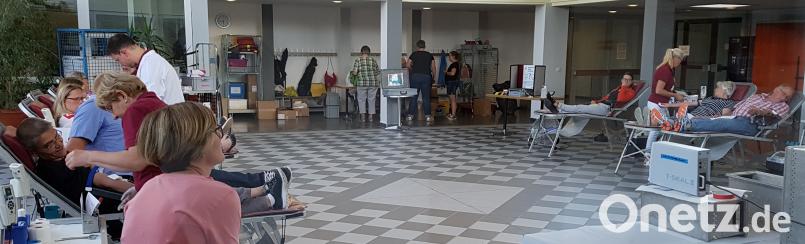 Auf den 13 Liegen in der Mittelschule legen sich 190 Blutspender zum Aderlass nieder. mde