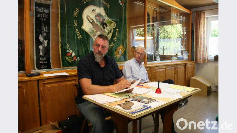 Die Kreiszuchtwarte Wolfgang Liedl aus Hauxdorf (links) und Josef Dötterl aus Berndorf (rechts) leiteten die Schulung in Wiesau. wro