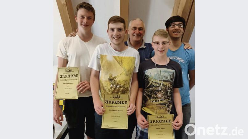 Die tollen Erfolge beim 6. OSJ-Cup in Tannenlohe feiern (von links) Phillipp Erhardt, Maximilian Hauer, Vorsitzender Ottmar Mühlberger, Julian Hauer und Manuel Berendes. exb