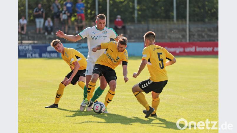 Kein Durchkommen ist hier für Marco Seifert.Erst in der Nachspielzeit gelang dem Gebenbacher Stürmer (weißes Trikot) der Anschlusstreffer zum 3:2. Die Hofer Abwehr stand bis auf einen Patzer sicher. Mario Wiedel