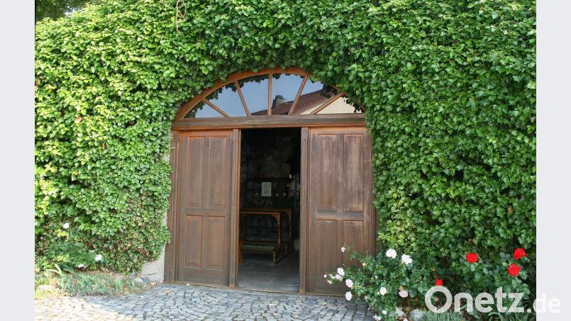 Das im Sommer meist offene, markante Portal ist seit Jahrzehnten bereits von Efeu umwuchert. wro