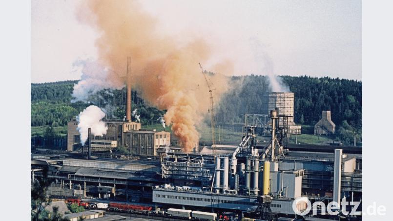 Bei Konvertereinsatz zogen aus dem Maxhüttenstahlwerk riesige rote Rauchwolken. Neben dieser sichtbaren Belastung gab es laut Untersuchungsergebnissen aber noch eine Vielzahl anderer – zum Teil krebserregender – Stoffe, die Mensch und Umwelt jahrzehntelang belasteten. Eine Folge davon können die gegenüber dem Landesdurchschnitt um 20 Prozent gestiegenen Krebsfälle bei männlichen Einwohnern Sulzbach-Rosenbergs in den Jahren 2002 bis 2012 gewesen sein. Bild: Paul Royer