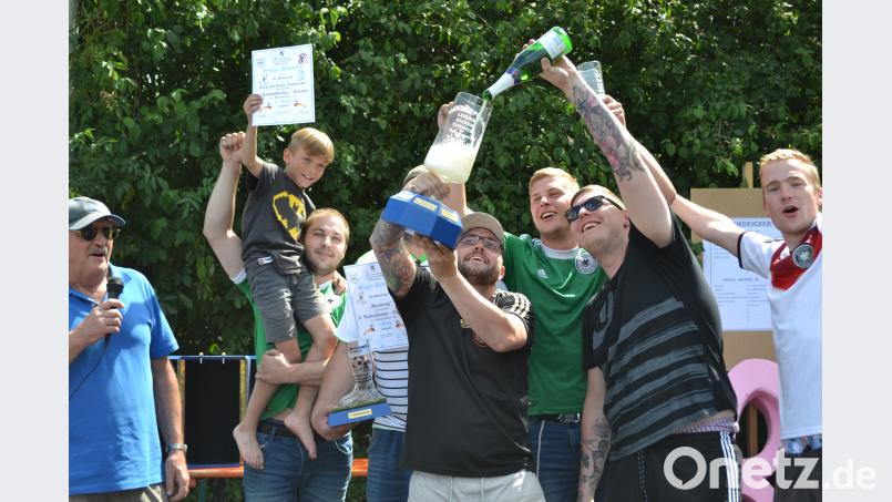 Die Sieger beim Feiern. 5:4 konnte die Mannschaft des Wurzer &quot;Bauwongs&quot; den Ländlichen Burschenverein Floss besiegen. dse