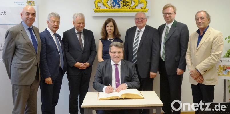 Bürgermeister Heinz Weigl (Dritter von rechts) begrüßte Staatsminister Professor Winfried Bausback (sitzend) in Oberviechtach und bat um einen Eintrag ins Goldene Buch der Stadt. Neben MdL Franz Schindler, MdL Alexander Fierl, Amtsgerichtspräsidentin Beate Ehrt, Oberlandesgerichtspräsident Dr. Thomas Dickert, MdL Joachim Hanisch und MdL Jürgen Mistol (von rechts) waren viele Gäste aus Politik und Justiz der Einladung gefolgt. weu