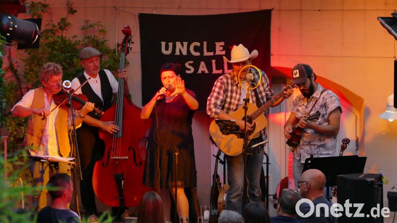 Uncle Sally v.l. Sepp Zauner, Peter Perzlmeier, Ulrike Dirschl, Martin Dietl, Stefan Schindlbeck kbw