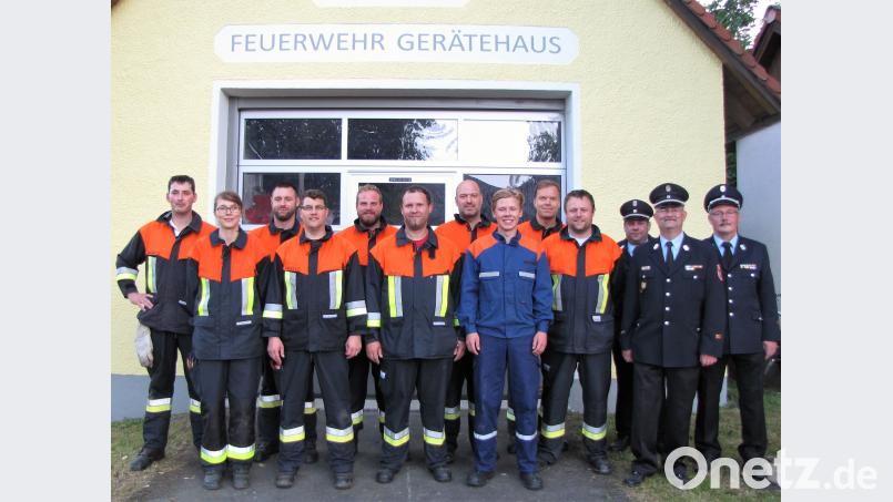 Sie freuten sich über das Ablegen der Leistungsprüfung (von links): Florian Wegmann, Corinna Hecht, Thomas Panzer, Karl Krämer, Dennis Späth, Kommandant Stefan Dumler, Wolfgang Schultes, Bastian Bauer, Sebastian Söllner, Max Panzer, Kreisbrandmeister Florian Trießl, Kreisbrandmeister Günther Fachtan und Kreisbrandmeister Albert Fröhlich“ soj