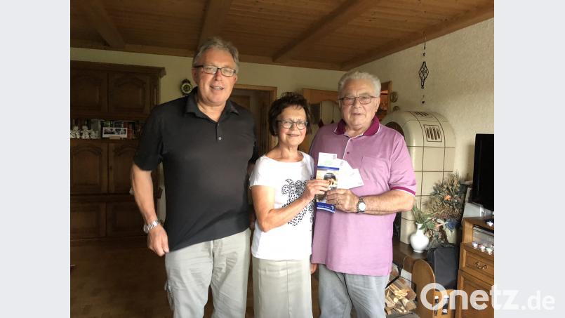 Unser Bild zeigt die Spendenübergabe von Arnold Mirwald (rechts) an Dr. Georg Bayerl (links) und Ehefrau Gabi Bayerl (Bildmitte). Beide gehören zu den Motoren der Hilfsorganisation und versicherten eine hundertprozentige Verwendung der Spende gemäß den Zielen des Vereins. do