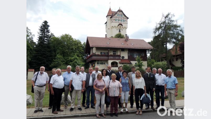 Die CSU-Kreisräte mit Fraktionschef Stephan Oetzinger, Landrat Andreas Meier, Bundestagsabgeordnetem Albert Rupprecht und Bürgermeister Edgar Knobloch bekunden ihre Solidarität und informieren sich über die Situation der Amerikaner und Militärs rund um den Wasserturm, dem Wahrzeichen des Truppenübungsplatz. mor