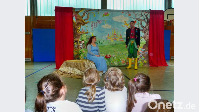 Vor der Bühne verfolgen die Kinder gespannt das Abenteuer um die Königstochter Pamino. ds