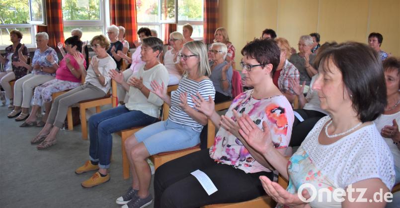 Die Mitglieder des Katholischen Frauenbundes sowie andere Interessierte probierten "Open Hands" selbst aus. rgr
